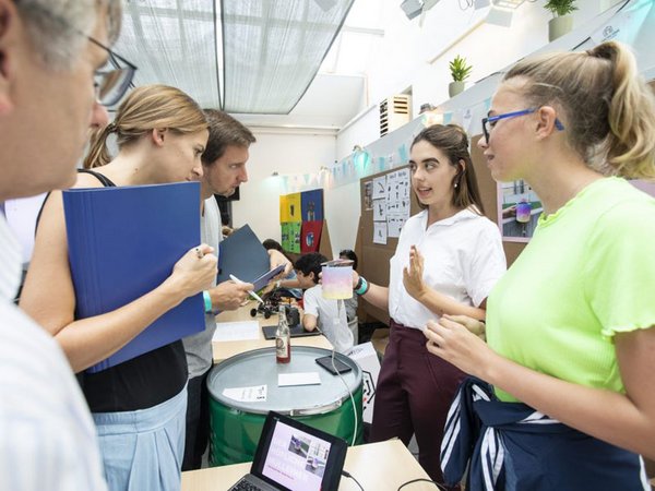  Beim Maker Festival stellen Schüler*innen aus ganz Deutschland ihre Hacks vor, die sie bei Hackdays von Make Your School entwickelt haben, Foto: Wissenschaft im Dialog gGmbH