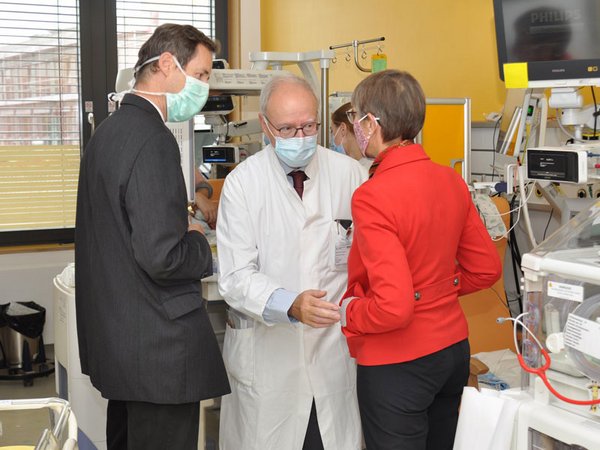 UKL-Vorstand Prof. Christoph Josten (Mi.) und Neonatologie-Leiter Prof. Ulrich Thome führen Staatssekretärin Andrea Franke bei einem Rundgang durch die modernisierten Räume, Foto: UKL