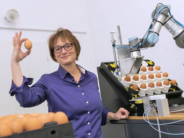 Forscherin Prof. Dr. Almut Einspanier berichtet in ihrer Kinderuni-Vorlesung über ihr Engagement gegen das Töten männlicher Eintagsküken. Foto: Swen Reichhold / Universität Leipzig