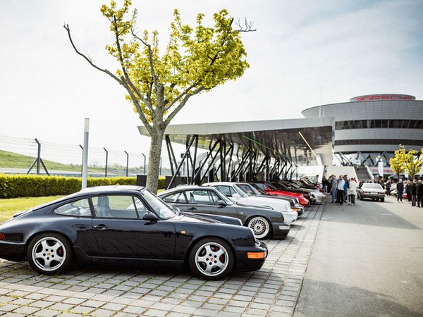 Veranstaltungsformat "Classic, Cars & Coffee" hat mit einer großen Auswahl an klassischen Fahrzeugen parallel zum Eröffnungswochenende stattgefunden. Foto: Porsche AG - Leipzig