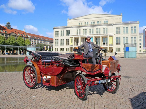 eKutsche Leipzig auf dem Augustusplatz, Foto: Andreas Schmidt