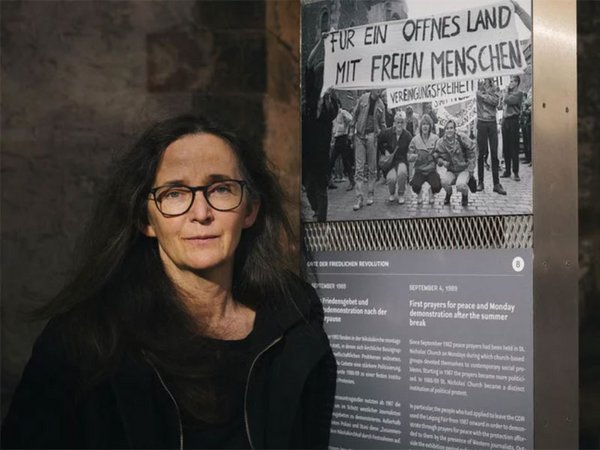 Gesine Oltmanns in der Nähe der Stiftung "Friedliche Revolution" in Leipzig. Gesine Oltmanns war Teil der Bürgerrechtsbewegung in der DDR und eine Schlüsselfigur auf dem Weg zur Friedlichen Revolution 1989. Foto: Nora Börding 