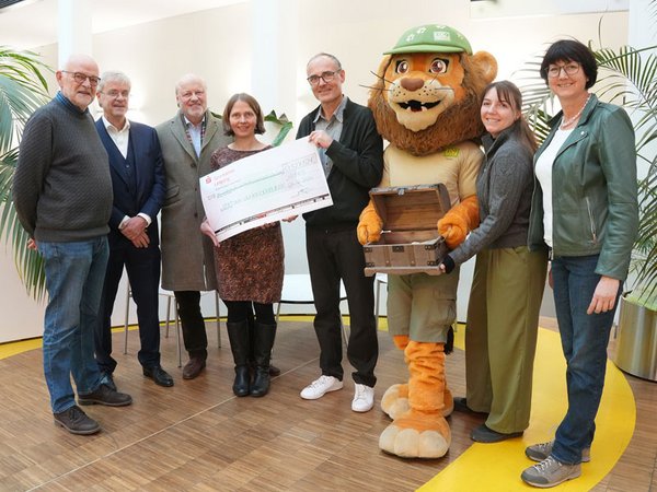 Spendenübergabe an die Stiftung Kinderklinik: Vertreter der Stiftung, Prof. Kiess, Dirk Eisold und Maskottchen Tammi vom Zoo Leipzig, Foto: Zoo Leipzig