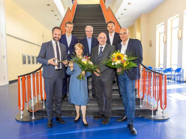 Institutsdirektorin Prof. Henrike Todorow bekam den symbolischen Schlüssel von Wissenschaftsminister Sebastian Gemkow (links im Bild) überreicht. Foto: Universität Leipzig, Swen Reichhold