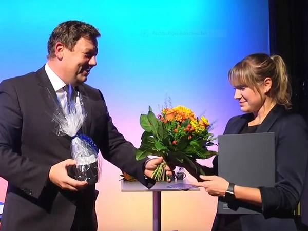 Prof. Markus Krabbes übergibt den Preis an Marie-Louise Heinrich, Foto: HTWK Leipzig