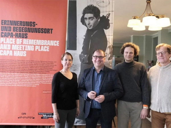 Dr. Nora Pester, Dr. Anselm Hartinger, Tim Roth und Prof. Ulf-Dietrich Braumann (von links) im Capa-Haus, Foto: Stadt Leipzig/sf