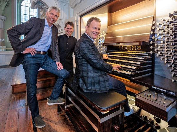 Pfarrer Bernhard Stief und Nikolaikantor Markus Kaufmann erklären Gerd Rupp, Vorsitzender der Geschäftsführung der Porsche Leipzig GmbH, Aufbau und Funktionsweise der Ladegast-Eule-Orgel (v.l.n.r.). Foto: Porsche AG