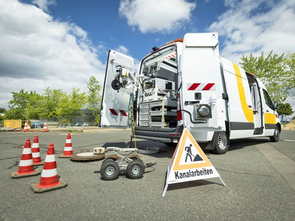 Fahrende Roboterfahrzeuge ermitteln den Zustand des Abwasserkanals. Im Kamera-Fahrzeug werden die Daten zur weiteren Bewertung direkt ins Datensystem eingespielt. Foto: Leipziger Gruppe