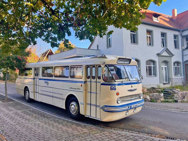 Historischer Bus (Ikarus Baujahr 1966) zu Gast, Foto: Leipziger Gruppe / Heiko Wolf