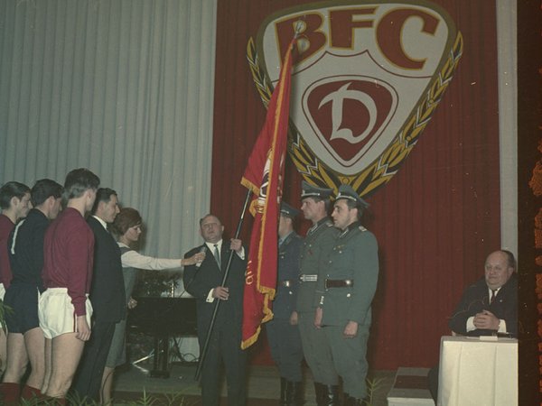 Stasi-Minister Erich Mielke bei der Übergabe der Vereinsfahne zur Gründung des BFC Dynamo am 15. Januar 1966, Quelle: BArch, DO 101 Bild-CVIII-13-07 / Wolter