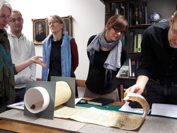 Mitglieder des Leipziger Handschriftenzentrums bei der Arbeit an einer Handschrift, Foto: Universitätsbibliothek Leipzig