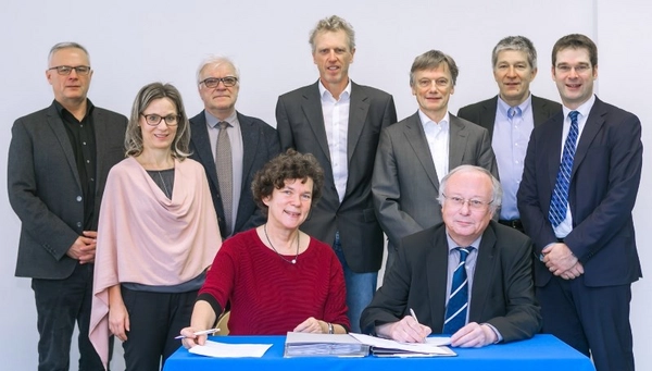 Bei der Vertragsunterzeichnung: Prof. Dr. Beate Schücking, Rektorin der Universität Leipzig, und Prof. Dr. Udo Sträter, Rektor der Martin-Luther-Universität Halle-Wittenberg, im Kreise weiterer Vertreter der beteiligten Einrichtungen.