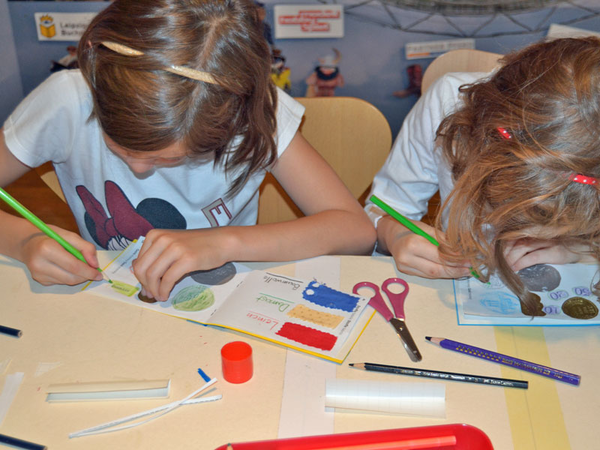 Ferienkinder gestalten ihr eigenes Buch, Foto: SGM