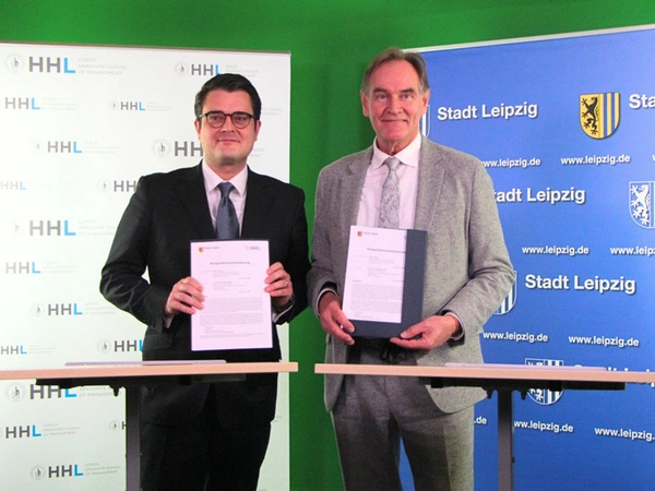 Rektor Tobias Dauth und Oberbürgermeister Burkhard Jung mit der unterzeichneten Kooperationsvereinbarung zwischen HHL und Stadt Leipzig, Foto: HHL