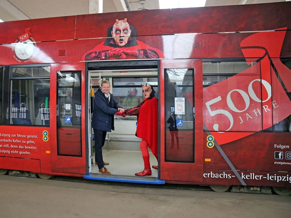 Auerbachs Keller Leipzig - Jubiläumsstraßenbahn: René Stoffregen und Mephisto, Foto: Andreas Schmidt