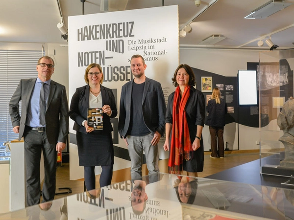 Museumsdirektor Dr. Anselm Hartinger, Kulturbürgermeisterin Dr. Skadi Jennicke sowie die Kuratoren der Ausstellung, Kerstin Sieblist und Sebastian Krötzsch, eröffnen die Ausstellung, Foto: Markus Scholz