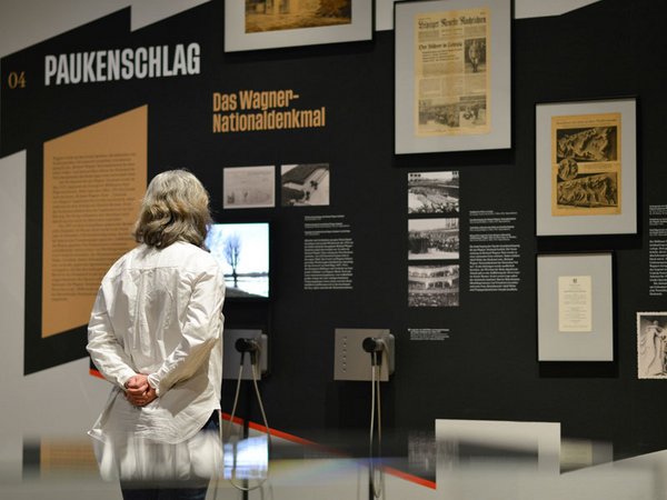 Ausstellungsimpression: HAKENKREUZ UND NOTENSCHLÜSSEL, Foto: Markus Scholz