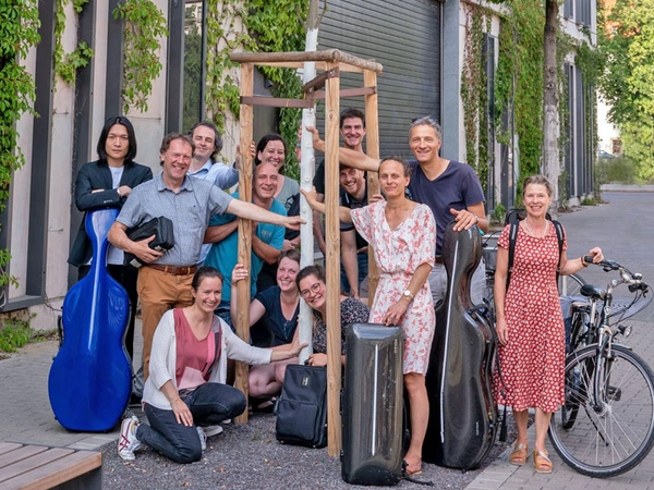 Mitglieder des Orchesters der Musikalischen Komödie an ihrem Patenbaum in Leipzig, Foto: Tom Schulze