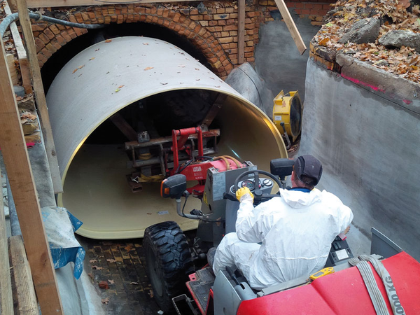 Einzug des neuen GFK-Rohres für den 2. Nördlichen Hauptsammler in den Altkanal