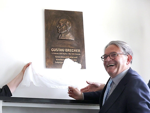 Prof. Ulf Schirmer (Intendant und Generalmusikdirektor der Oper Leipzig) enthüllt die Gedenktafel für Gustav Brecher, Foto: Ida Zenna