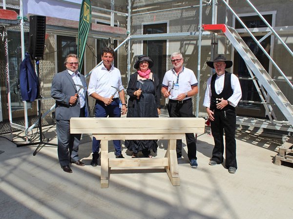 Einschlagen des letzten Nagels: Dr. Axel Viehweger, Gregor Fuchshuber, Dorothee Dubrau, Wilhelm Grewatsch und Maik Michel, Foto: W&R IMMOCOM