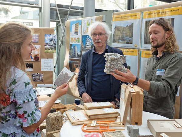 Christoph Wendland vom Bildungswerk für nachhaltige Entwicklung beim „Markt der Möglichkeiten“ in Leipzig. Foto: Thomas Puschmann