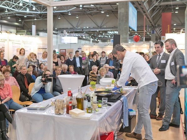 Mit einer Kochschow hat das Kompetenzcluster nutriCARD 2018 auf der Buchmesse gesunde Ernährung näher gebracht. Foto: Swen Reichhold / Universität Leipzig