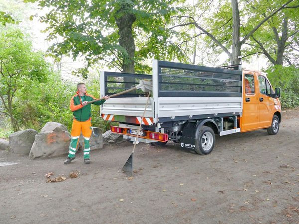 Ein Gärtner lädt Laub in den E-Transporter, Foto: Stadtreinigung Leipzig