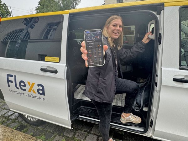 Eine Flexa-Kundin mit der App LeipzigMove, Foto: Leipziger Gruppe