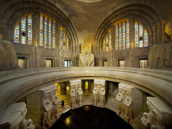 Völkerschlachtdenkmal Leipzig: Blick aus Ruhmeshalle in Krypta, Foto: Helga Schulze-Brinkop