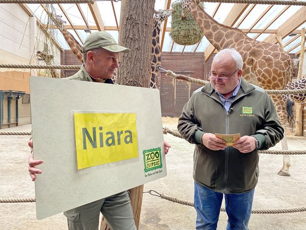 Bereichsleiter Jens Hirmer und Zoodirektor Jörg Junhold präsentieren Name, Foto: Zoo Leipzig