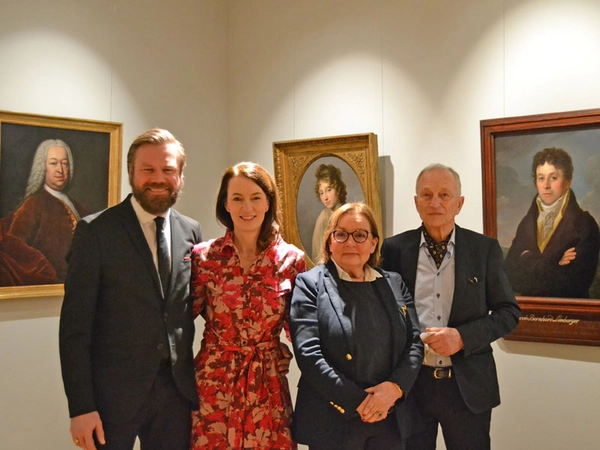 Familie Küstner (Maik und Julia Opallach sowie Petra und Hans Küstner) in der Ausstellung "Nie bring‘ Dich der Verdienst um das Verdienst" im Stadtgeschichtlichen Museum Leipzig, Foto: SGM, Katja Etzold 