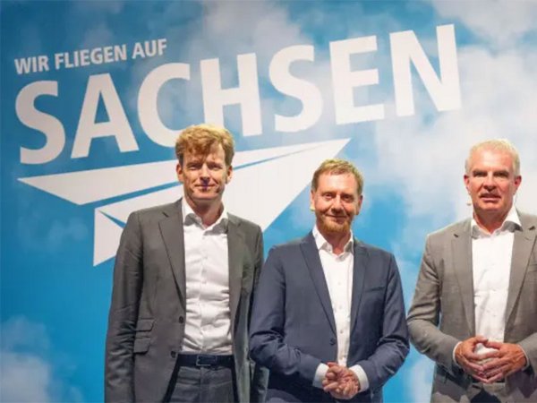 Götz Ahmelmann (CEO der MFAG), MP Michael Kretschmer und Carsten Spohr (LH-Vorstand) beim Dialogabend der sächsischen Wirtschaft am Flughafen Dresden. Foto: Mitteldeutsche Flughafen AG