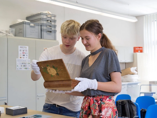 Die Auseinandersetzung mit musealen Objekten steht beim Studium im Mittelpunkt – und um was für ein Objekt es sich hier handelt, wird beim Schnupperwochenende entschlüsselt. Foto: HTWK Leipzig