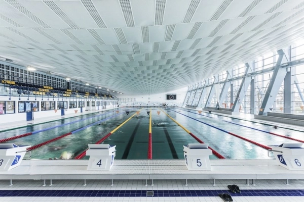 Ein Blick auf das Sportbecken in der Universitätsschwimmhalle Mainzer Straße.