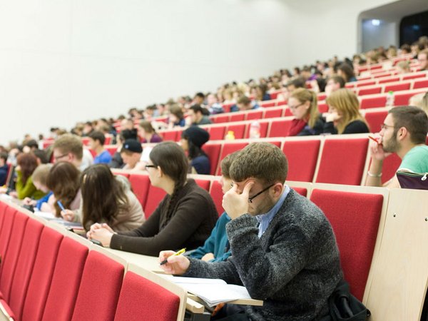 So oder so ähnlich soll es ab dem Wintersemester 2021/2022 an der Universität Leipzig wieder aussehen. Allerdings wird nicht jeder Sitzplatz besetzt sein. Foto: Franziska Frenzel, Universität Leipzig