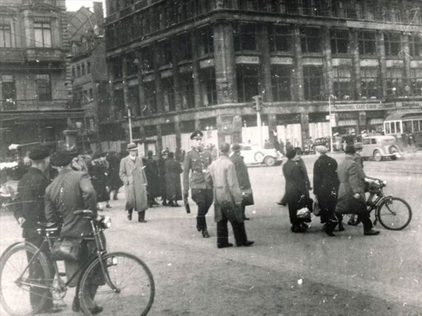 Das ausgebrannte Kaufhaus Bamberger und Hertz in Leipzig unmittelbar nach den Novemberpogromen, 10. November 1938. Quelle: Stadtgeschichtliches Museum, Quelle: Stadtgeschichtliches Museum, Inventarnummer F/9046a/AB