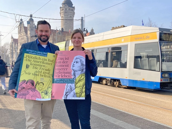 Marc Backhaus (Konzernkommunikation der Leipziger Gruppe) und Isabel Panek (Gedenkstätte für Zwangsarbeit Leipzig) mit den frisch gedruckten Plakaten, Foto: GfZL