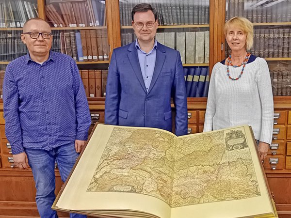 Übergabe des Buches am 9. Januar 2025 in der Bibliothek des Museums, v.l.n.r. Marko Kuhn, Eric Buchmann, Antje Wolf, Foto: Hieronymus-Lotter-Gesellschaft Leipzig