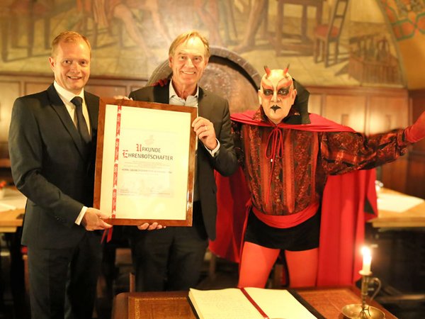  Leipzigs Oberbürgermeister Burkhard Jung wurde feierlich und offiziell zum Ehrenbotschafter des 500-jährigen Jubiläums ernannt. Foto: Andreas Schmidt