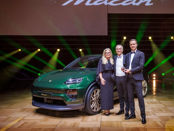 orsche Macan 4 Electric, Judith Scheuring, Gewinnerin des Autos; Albrecht Reimold, Vorstand für Produktion und Logistik der Porsche AG; Stefan Scheuring, Gewinner des Autos (l-r), Leipziger Opernball, Leipzig, 2024, Foto: Porsche AG