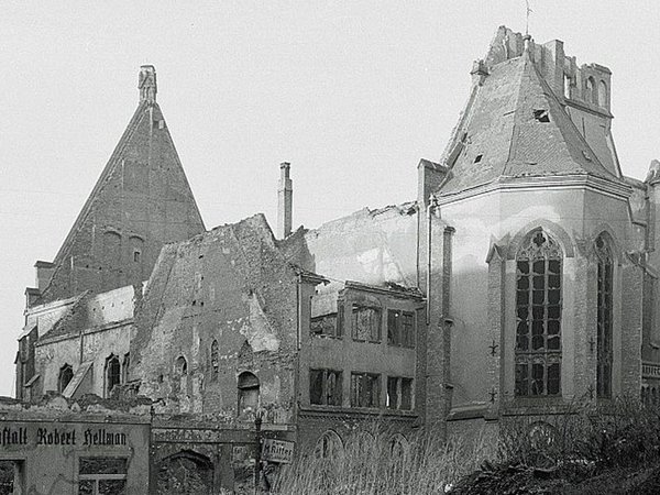 Ruine der Matthäikirche, Foto: Deutsche Fotothek‎, CC BY-SA 3.0 DE https://creativecommons.org/licenses/by-sa/3.0/de/deed.en, via Wikimedia Commons