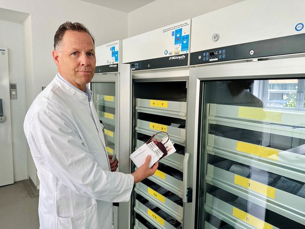 Dr. Raymund Buhmann, stellvertretender Leiter des Instituts für Transfusionsmedizin des UKL, weist auf die Bedeutung regelmäßiger Blutspenden bei der Versorgung von Blutkrebspatient:innen in Leipzig hin. Foto: Anja Grießer/UKL