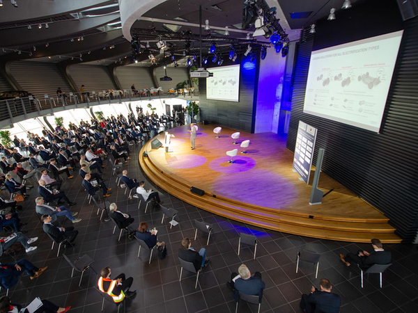 Die gemeinschaftlich ausgerichteten Veranstaltungen, ACOD-Kongress und Mitteldeutsches Logistikforum, haben zahlreiche Vertreter aus beiden Branchen sowie aus Politik und Wissenschaft im Porsche-Werk Leipzig zusammengeführt, Foto: Andreas Reichelt