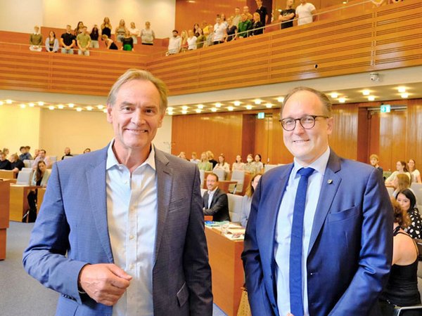 Oberbürgermeister Burkhard Jung und Verwaltungsbürgermeister Ulrich Hörning begrüßen 123 neue Auszubildende im Ratssaal, Foto: Stadt Leipzig / sf