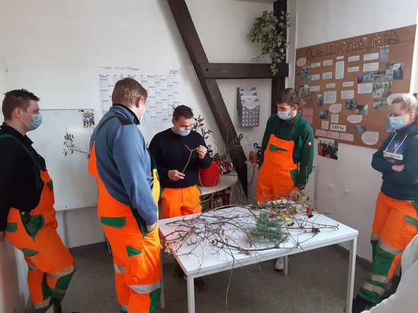 Gärtnerazubis bei ihrer Arbeit im Winter, Foto: Stadtreinigung Leipzig