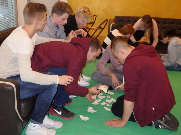 Gruppenarbeit im Scherbenlabor, Foto: Stadtgeschichtliches Museum Leipzig