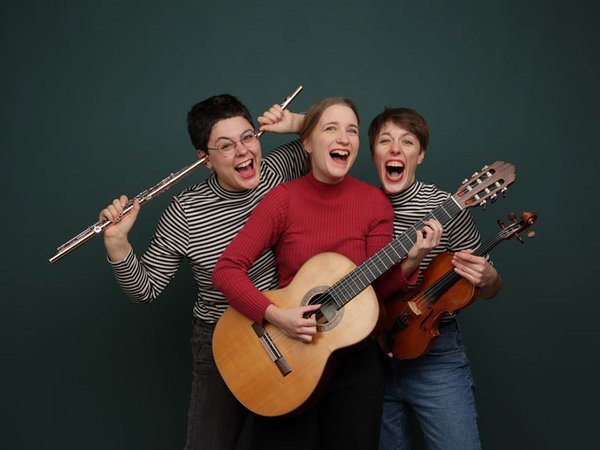 Musikerinnen: Katharina Jungwirt (Geige), Luca Höhmann (Flöte) und Claudia Roch (Gitarre)