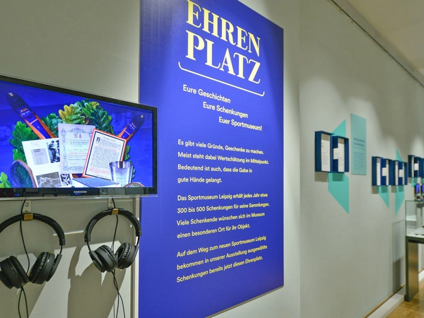 Ausstellungsimpressionen »EHRENPLATZ – Eure Geschichten. Eure Schenkungen. Euer Sportmuseum!« (21.9.2022 – 26.2.2023) im Stadtgeschichtlichen Museum Leipzig, Foto: Markus Scholz