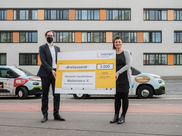 Spendenübergabe (li. Dr. Maik Piehler, Geschäftsführer Leipziger Stadtwerke, re. Katrin Gärtner, Geschäftsführende Vorsitzende Wolfsträne e.V.), Foto: Leipziger Gruppe